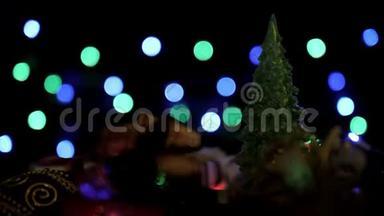 圣诞装饰和闪烁的灯光彩色背景上的圣诞树